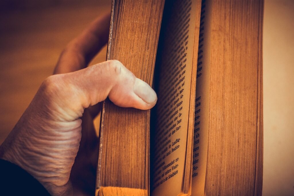 Pessoa lendo livro sobre desenvolvimento pessoal com atenção