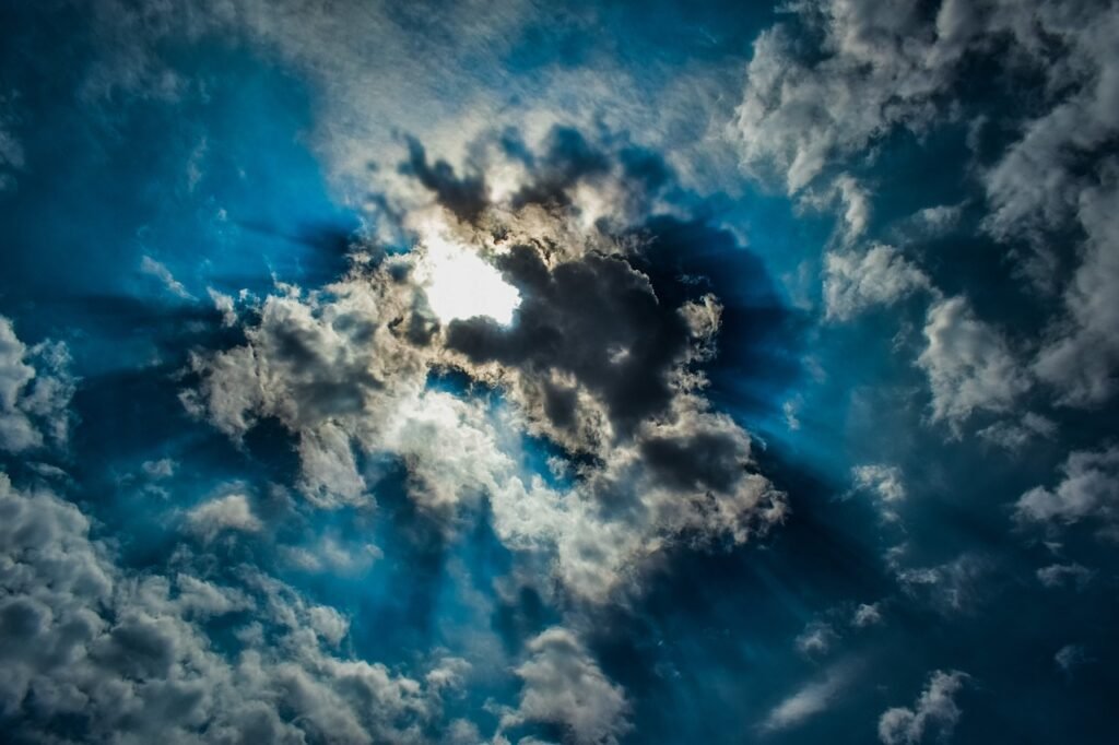 Céu espiritual com nuvens e luz, inspirado no livro Violetas na Janela