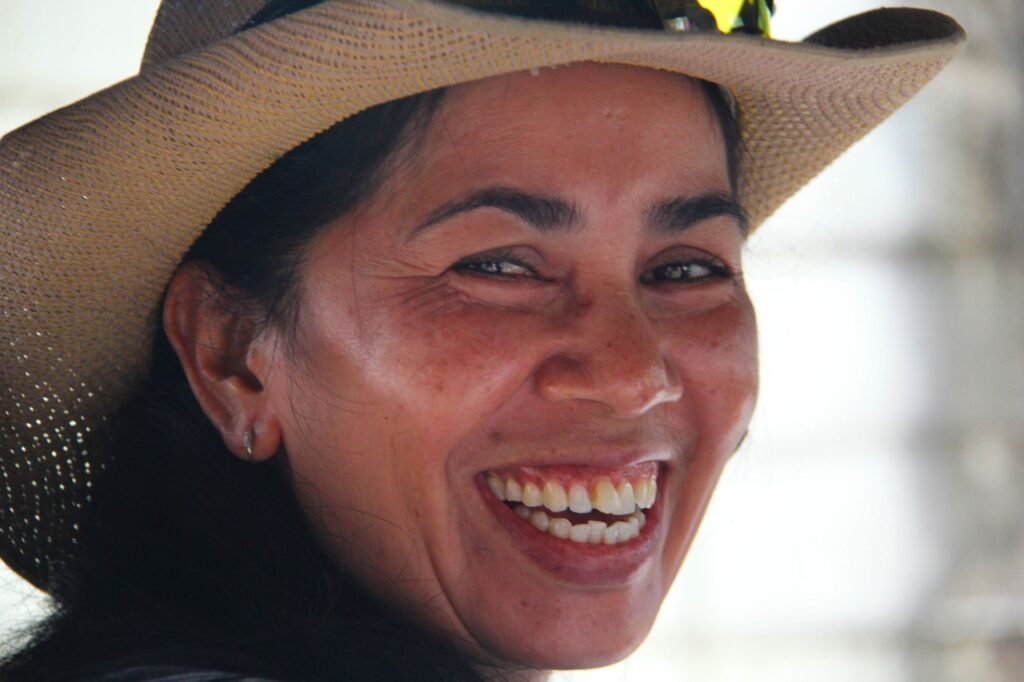 Jovem sorrindo com serenidade, como a protagonista de Violetas na Janela