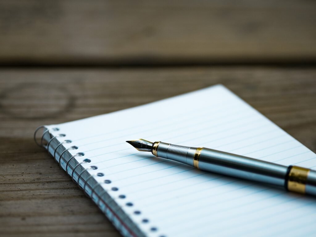 Metas financeiras escritas à mão em caderno aberto