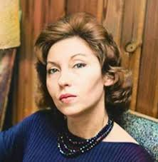 Clarice Lispector, em destaque sobre fundo poético e feminino