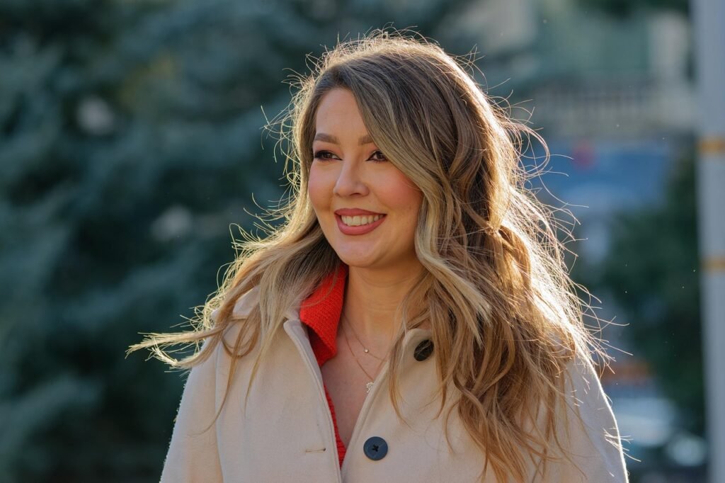 Mulher sorrindo em ambiente natural simbolizando liberdade financeira